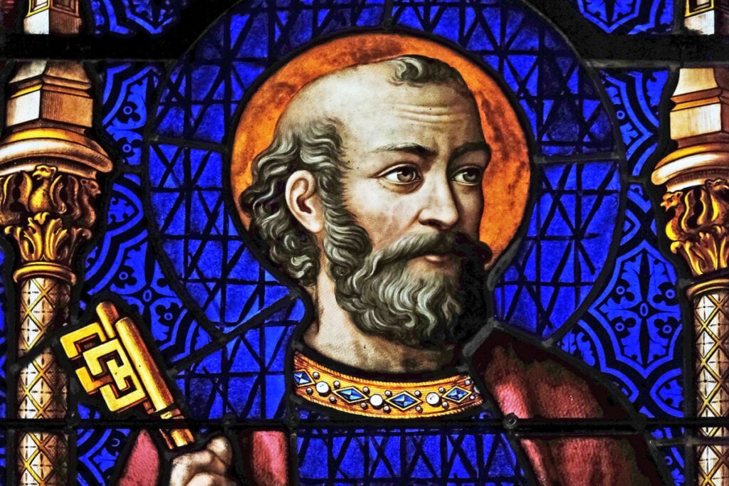 S&atilde;o Pedro pode ajudar a alcan&ccedil;ar uma gra&ccedil;a (Imagem: Zvonimir Atletic | ShutterStock)