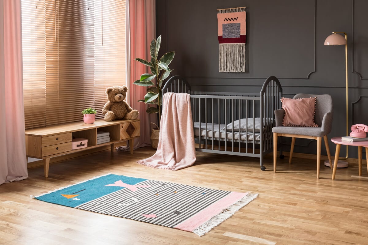 A decoração do quarto do bebê não deve ser feita visando apenas aquilo que está na moda  (Imagem: Ground Picture | Shutterstock)