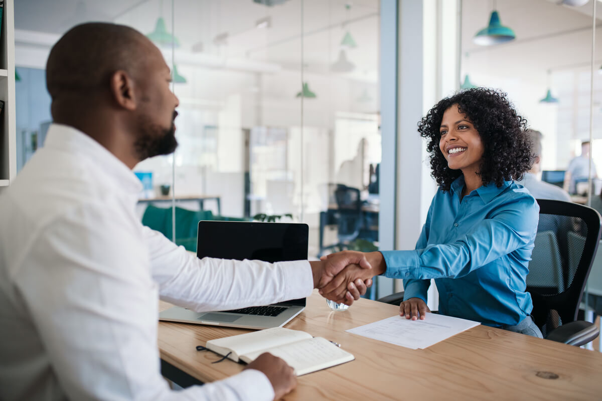Se preparar para a entrevista de emprego é fundamental (Imagem: Shutterstock)