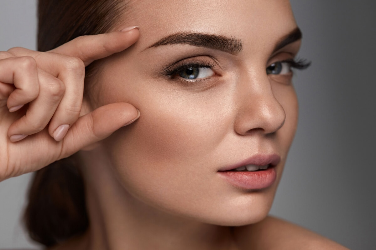 Manter sobrancelhas volumosas e saudáveis pode ser simples com os procedimentos certos (Imagem: puhhha | Shutterstock)