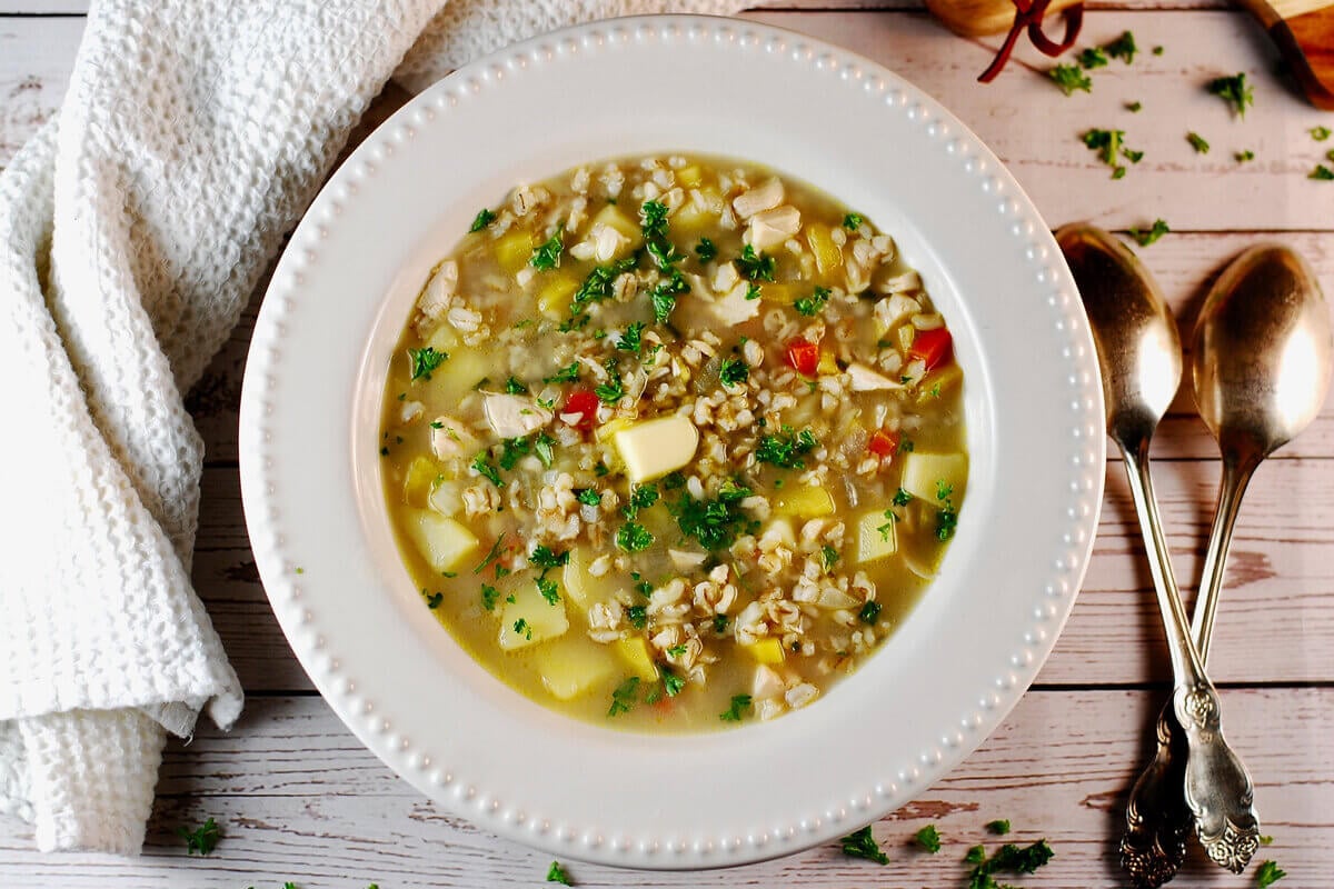 Sopa cevadinha com frango (Imagem: Leonori | Shutterstock)