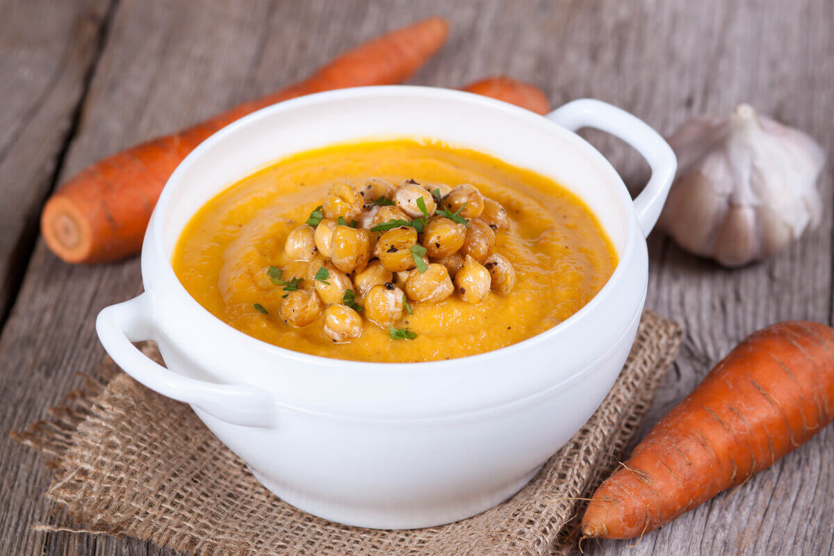 Creme de cenoura com grão-de-bico (Imagem: Ahanov Michael | Shutterstock)
