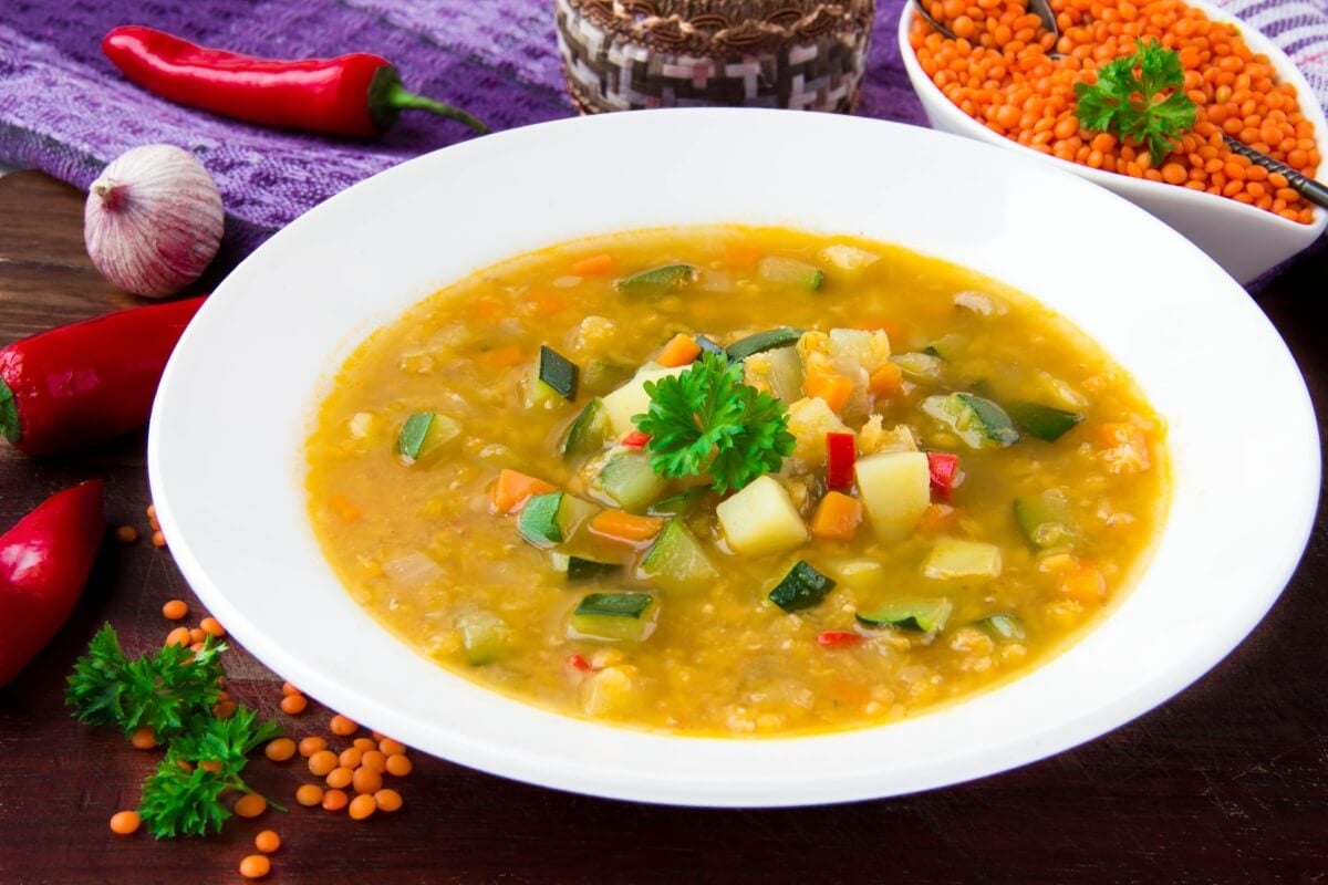 Sopa de lentilha com legumes (Imagem: Lapina Maria | Shutterstock)