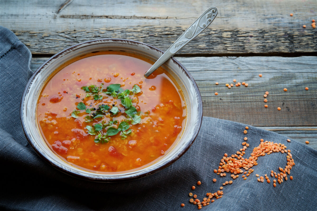 Sopa de lentilha vermelha (Imagem: Anna Puzatykh | Shutterstock)