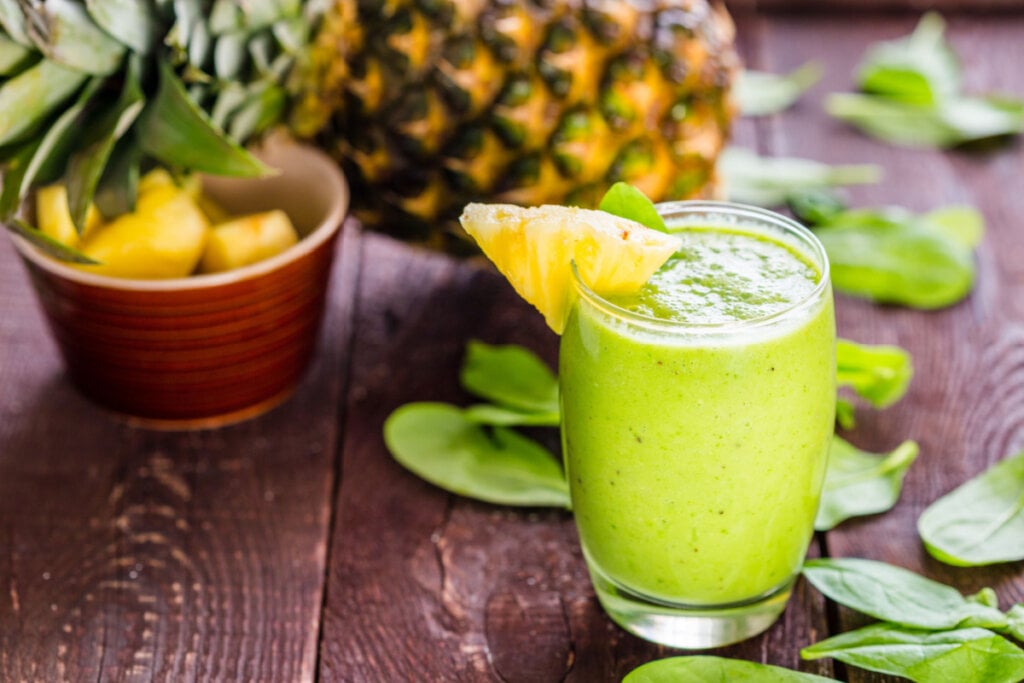 Suco verde com abacaxi (Imagem: Ksenija Toyechkina | ShutterStock)
