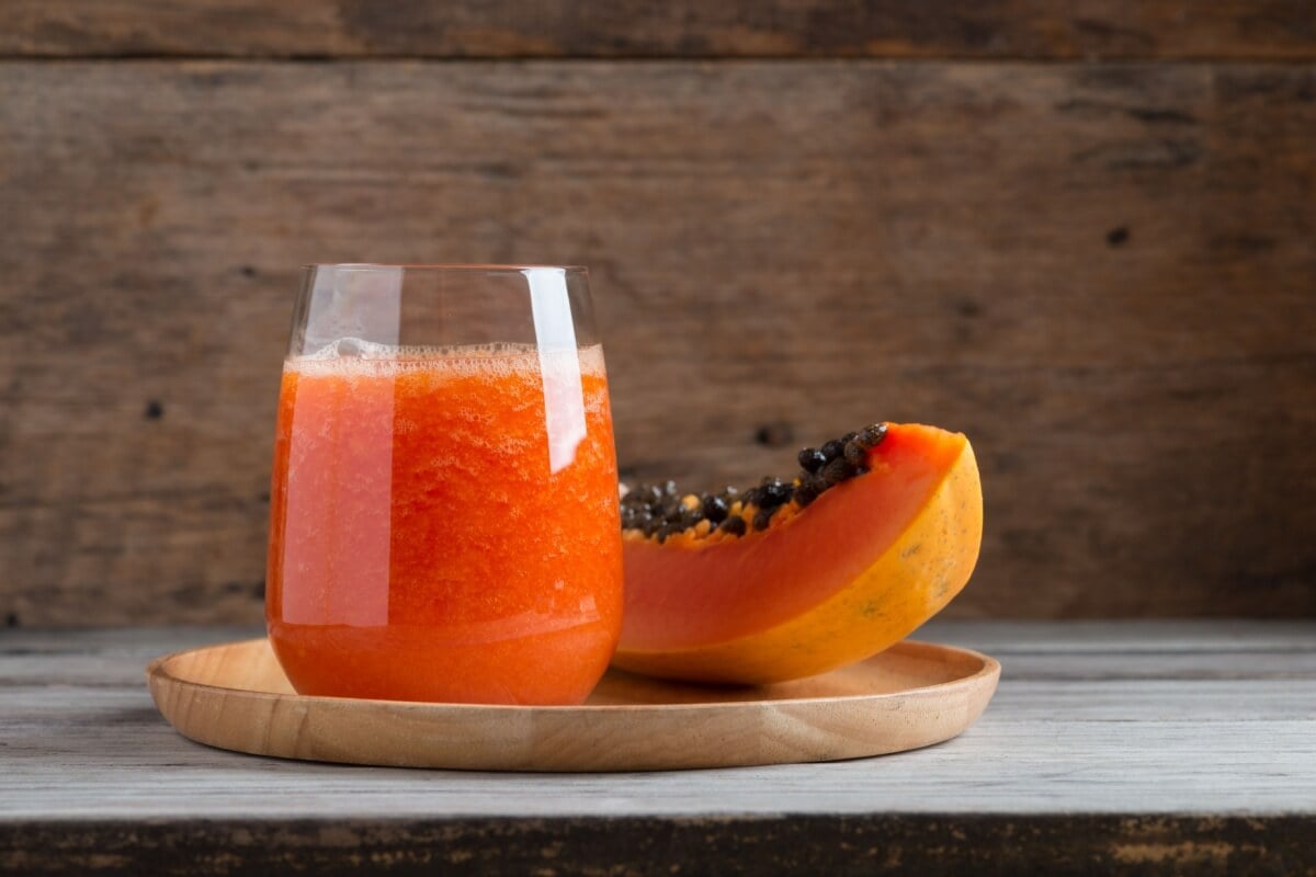Suco de mamão com laranja (Imagem: Regreto | Shutterstock)