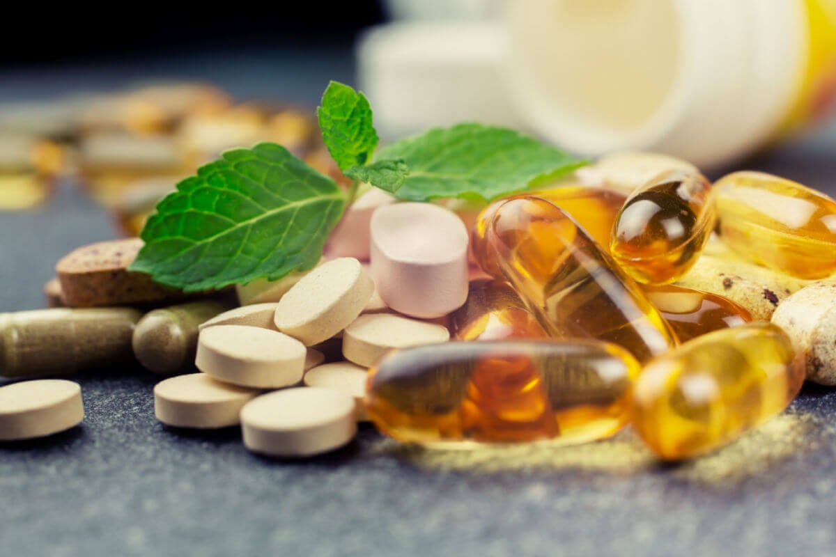 Suplementos alimentares auxiliam na manutenção de um organismo mais saudável (Imagem: Valentina_G | Shutterstock)