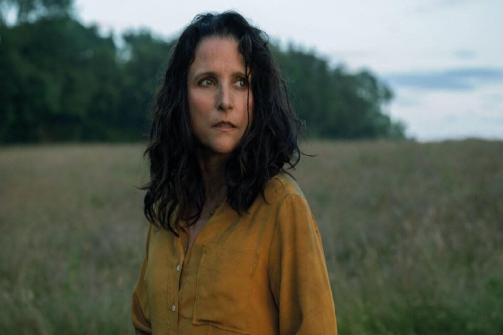 Em “Tuesday – O Último Abraço”, uma mãe e sua filha adolescente confrontam a morte personificada (Imagem: Reprodução Digital | A24)