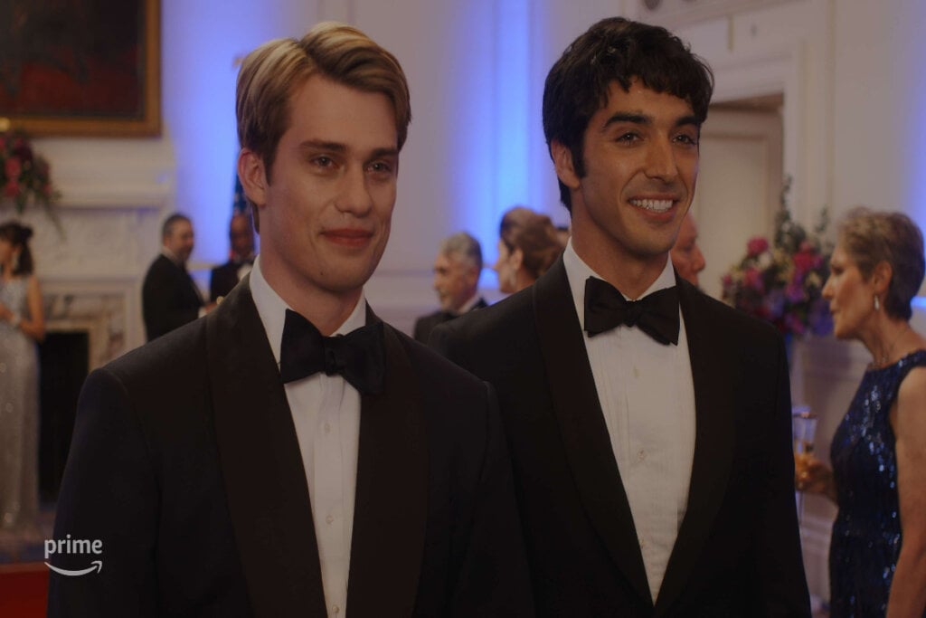 ‘Vermelho, Branco e Sangue Azul, conta a história de amor entre o filho da primeira mulher presidente dos Estados Unidos e um príncipe da família real Britânica (Imagem: Reprodução digital | Prime Video)