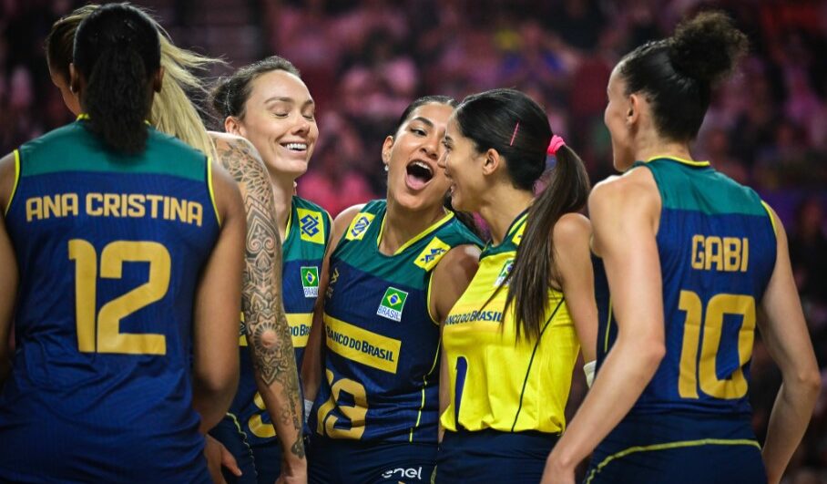 Seleção feminina de vôlei comemora ponto