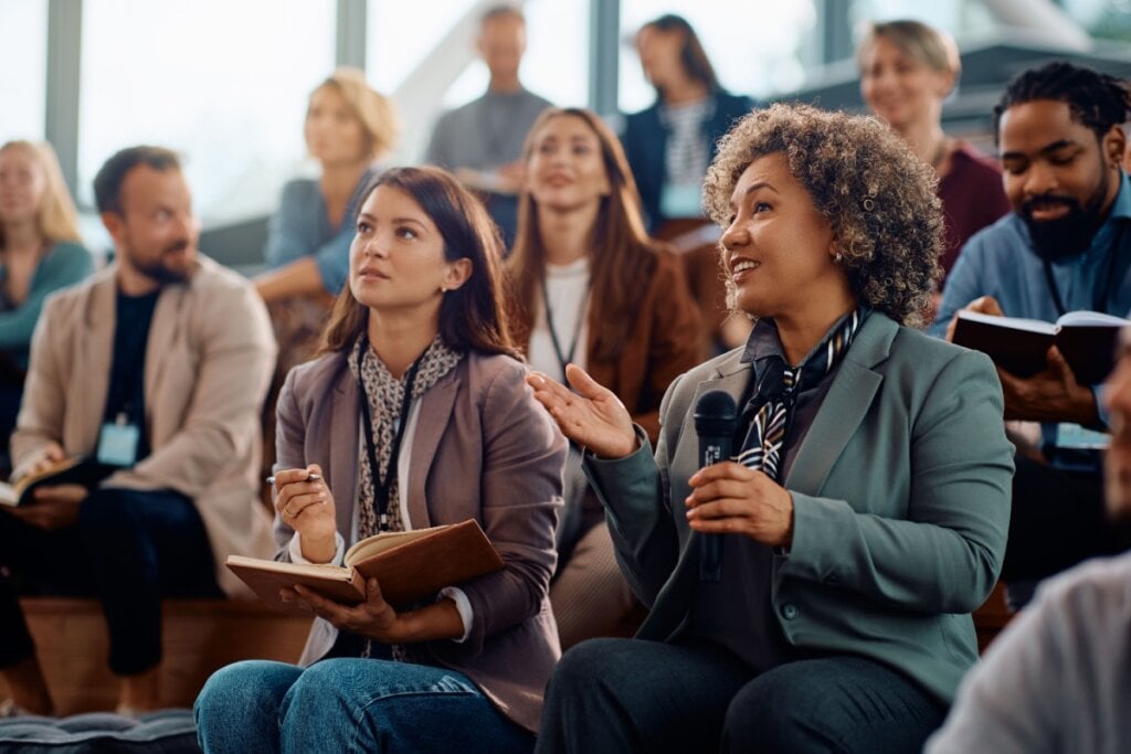Promover a participação de funcionários em cursos e workshops é importante para evitar o tédio (Imagem: Drazen Zigic | Shutterstock)