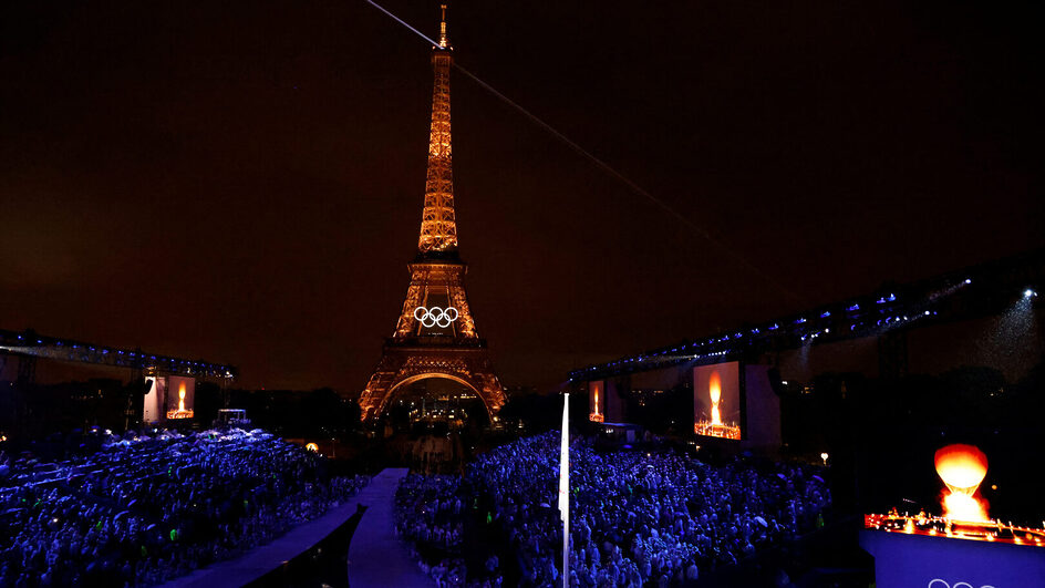 Vista geral de Paris com a Torre Eiffel na cerimônia de abertura dos Jogos Olímpicos de Paris (LUDOVIC MARIN,Pool via REUTERS)