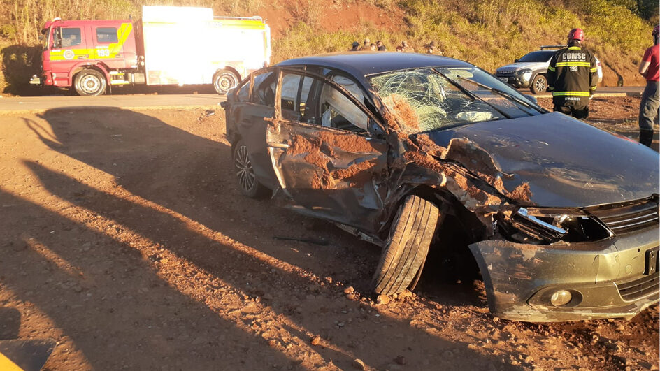 Jovem é ejetado após carro bater em barranco e morre em acidente no Oeste de SC