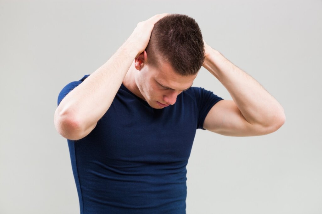 Alongamento cervical frontal ajuda a reduzir a tens&atilde;o do pesco&ccedil;o (Imagem: Mladen Mitrinovic | Shutterstock)