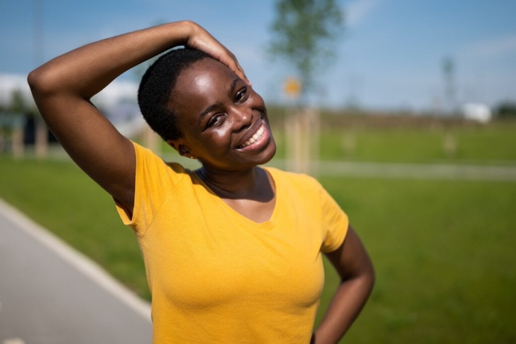 Alongamento cervical lateral ajuda a relaxar o pesco&ccedil;o e os ombros (Imagem: InesBazdar | Shutterstock)