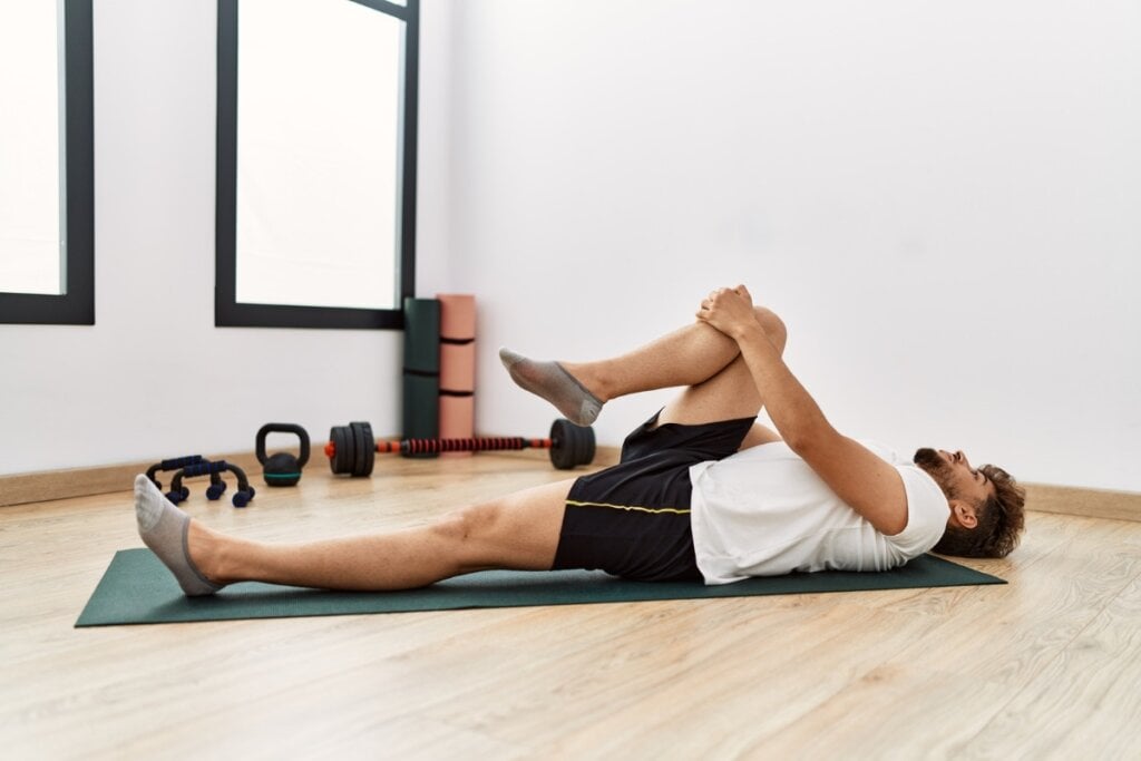 Alongamento para posterior de perna ajuda a melhorar a flexibilidade (Imagem: Krakenimages.com | Shutterstock)