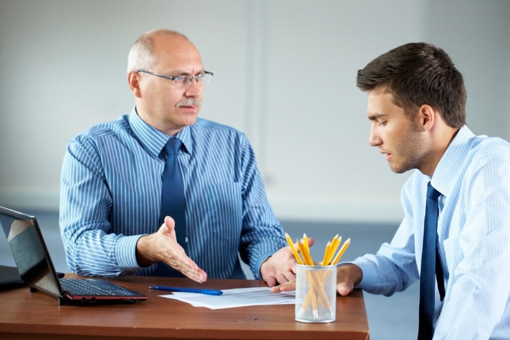 Utilizar um tom de voz agressivo ou arrogante com o funcionário cria um ambiente intimidador (Imagem: Michal Kowalski | Shutterstock)