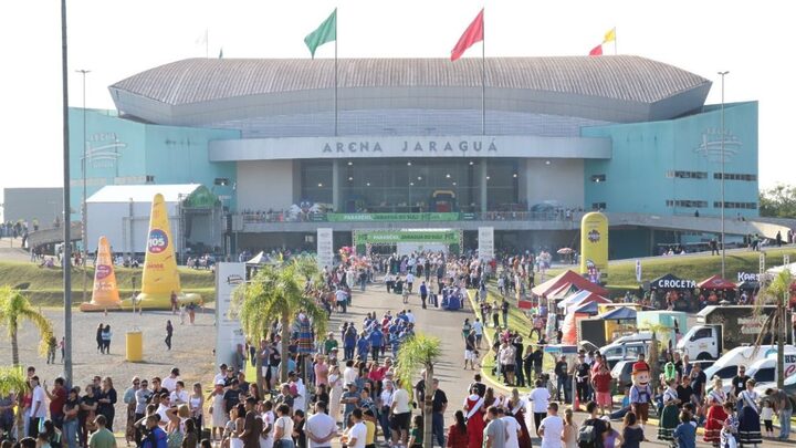 Desfile e corte do bolo marcaram comemorações do aniversário de Jaraguá do Sul (Foto: Divulgação)