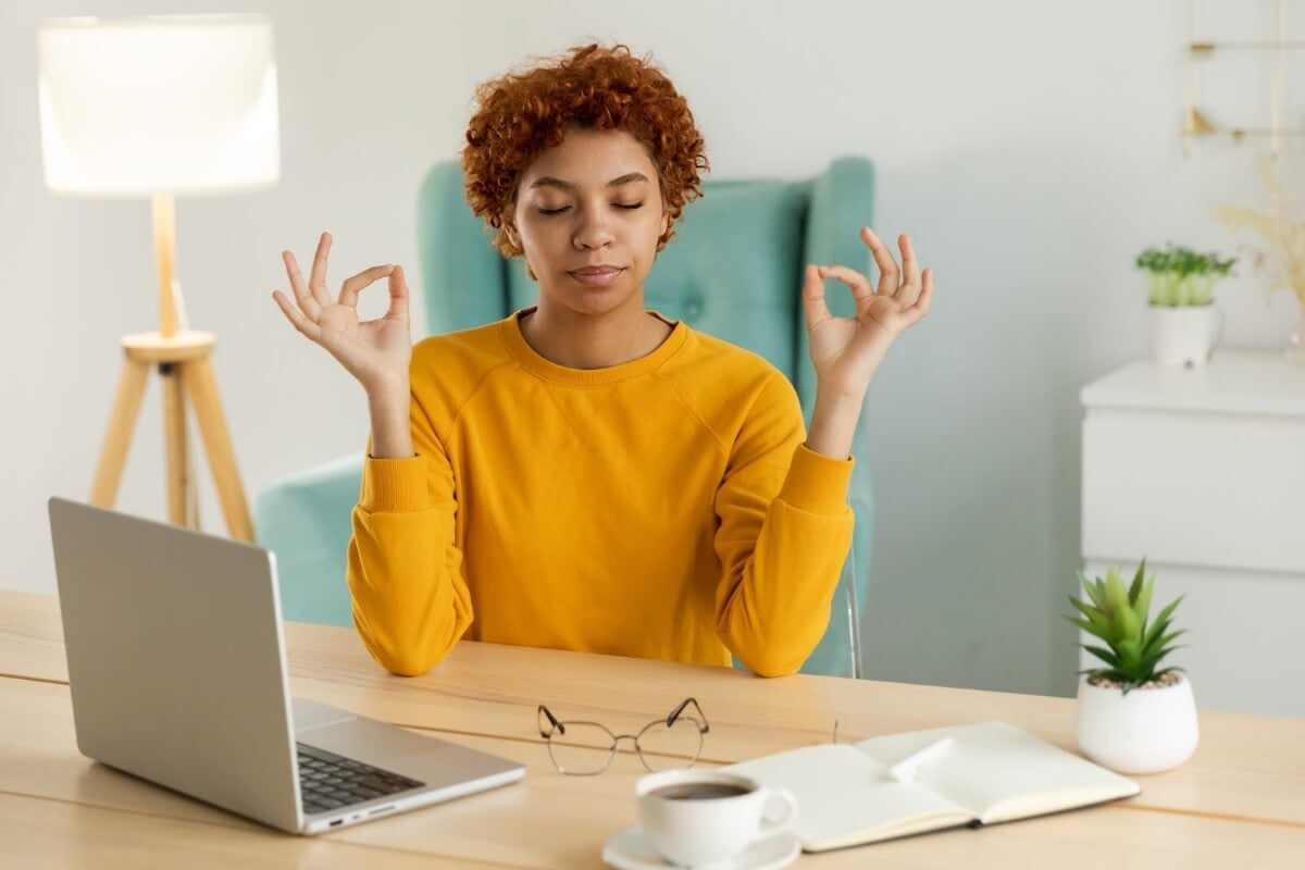 Alguns hábitos podem ajudar a controlar a ansiedade no trabalho (Imagem: Julia Zavalishina | Shutterstock)