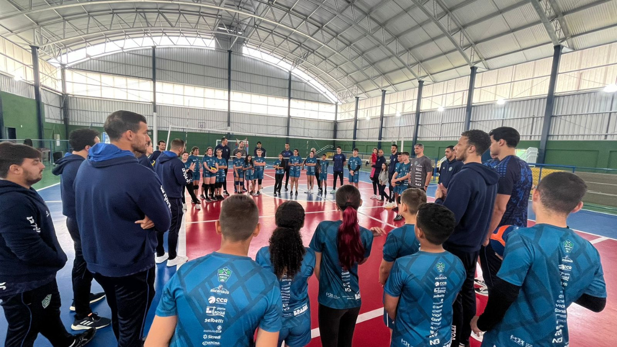 Atletas do Joinville Vôlei falam sobre começo no esporte para jovens de projeto social