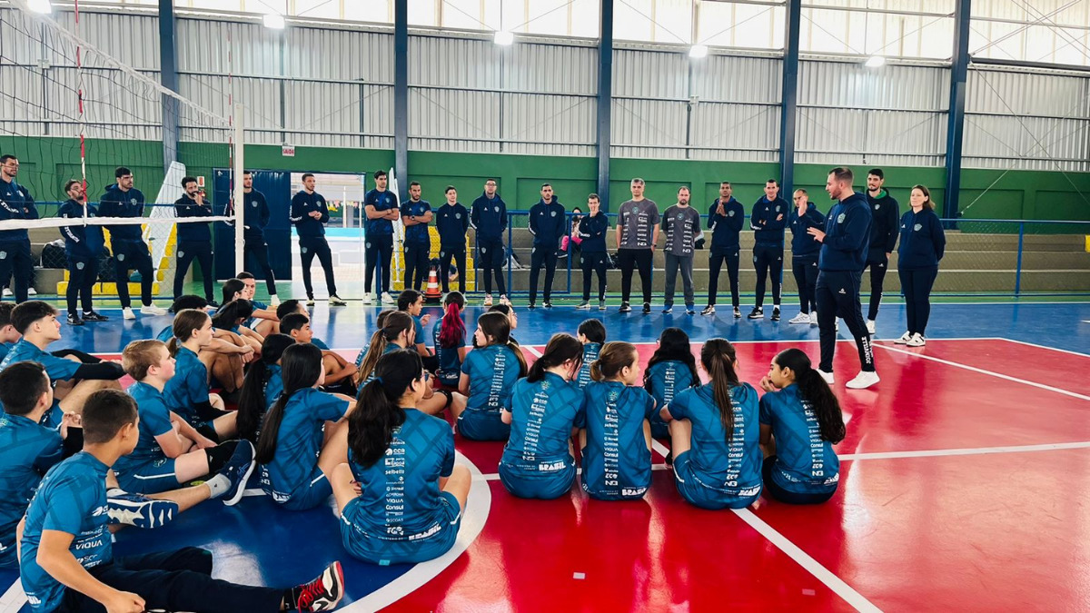 Atletas do Joinville Vôlei falam sobre começo no esporte para jovens de projeto social