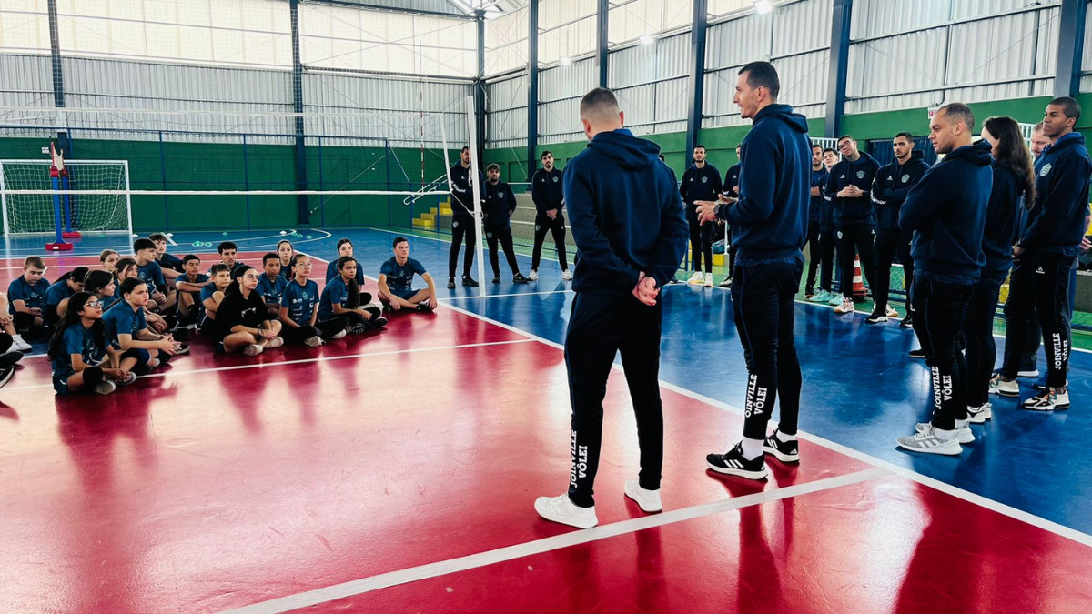 Atletas do Joinville Vôlei falam sobre começo no esporte para jovens de projeto social