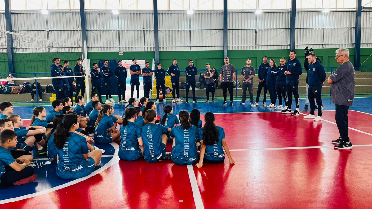 Atletas do Joinville Vôlei falam sobre começo no esporte para jovens de projeto social