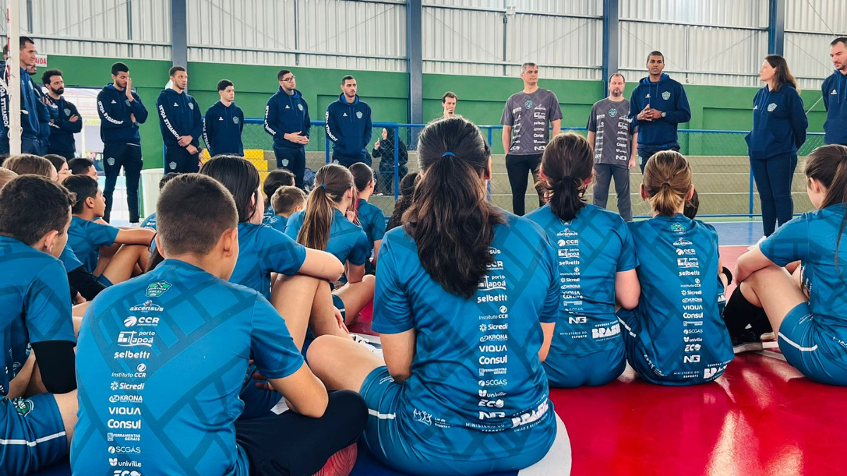 Atletas do Joinville Vôlei falam sobre começo no esporte para jovens de projeto social