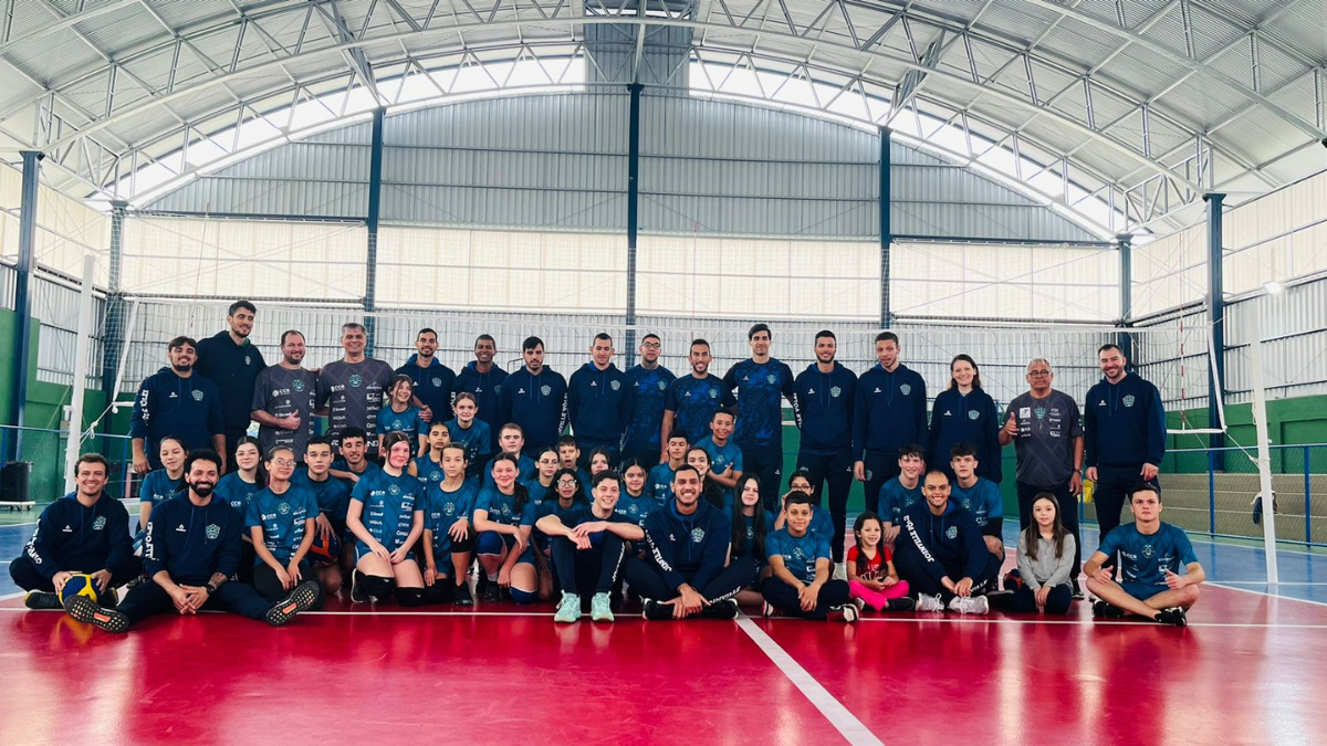 Atletas do Joinville Vôlei falam sobre começo no esporte para jovens de projeto social