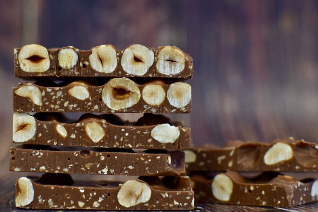 Barras de chocolate com amêndoas caramelizadas (Imagem: Pommer Irina | Shutterstock)