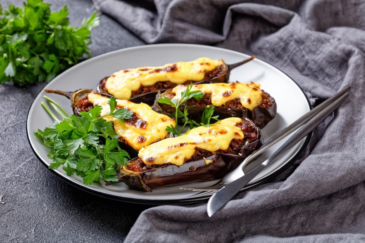 Berinjela recheada com carne moída e queijo (Imagem: from my point of view | Shutterstock)