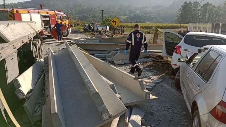 SC-390 teve acidente com blocos de concretos que caíram de caminhão.