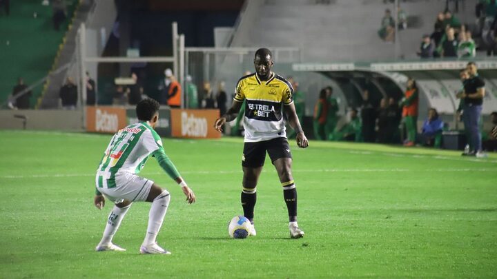 Bolasie marca dois gols pelo Criciúma (Foto: Celso da Luz, Criciúma)