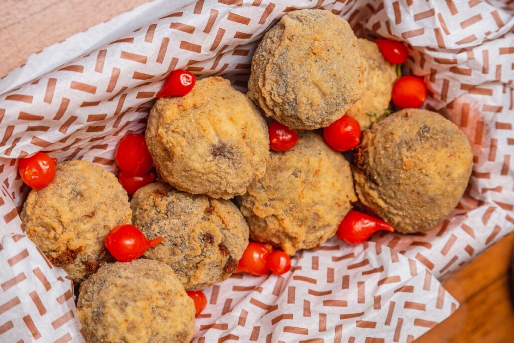 Bolinho de feij&atilde;o-preto com couve (Imagem: Pedro Ignacio | Shutterstock)