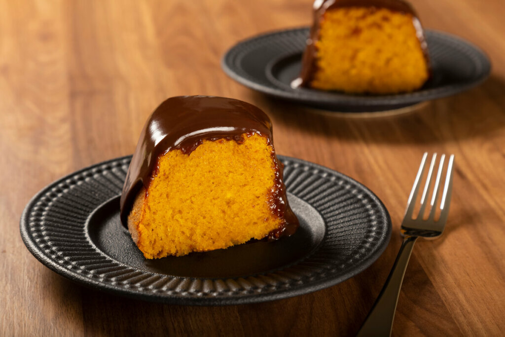 Bolo de cenoura com aveia e chocolate (Imagem: WS-Studio | Shutterstock)