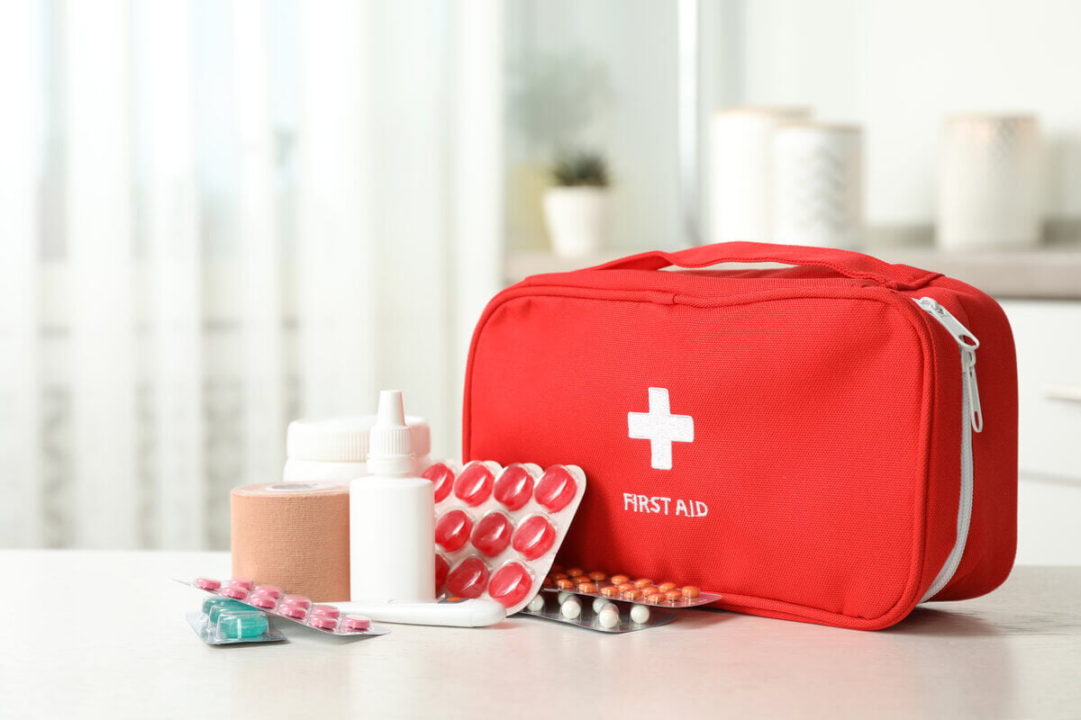 Uma bolsa de medicamentos bem equipada evita imprevistos durante a viagem (Imagem: New Africa | Shutterstock)