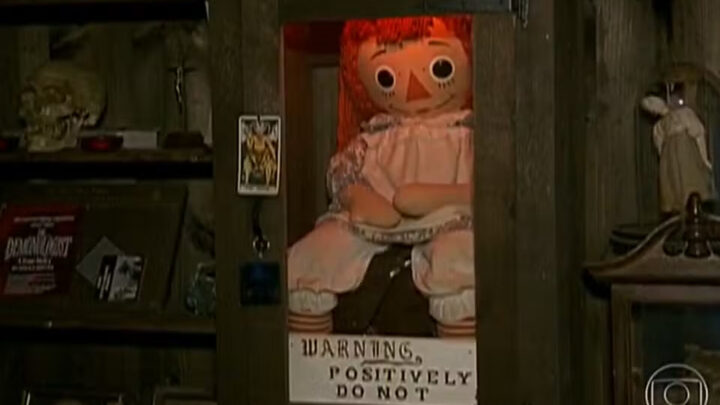 Boneca original da Annabelle, que teve a versão dos filmes destruída em incêndio no Rio, está trancada nos EUA