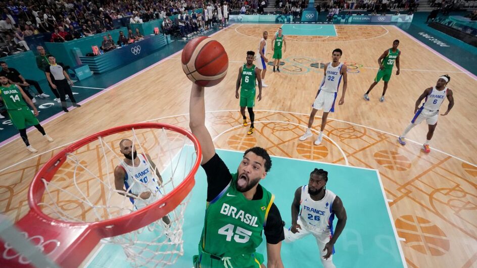 Brasil perde para a França na estreia do basquete (Foto: Mark J Terrill/Pool via REUTERS)