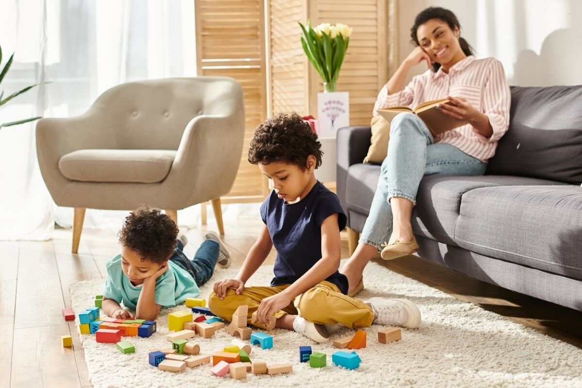 Brincar fora das telas estimula a criatividade e o desenvolvimento (Imagem: LightField Studios | Shutterstock)