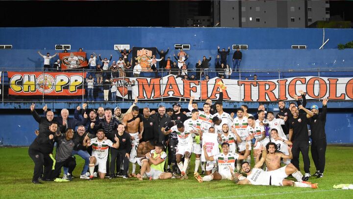 Camboriú celebra classificação (Foto: Tiago Winter, Camboriú)