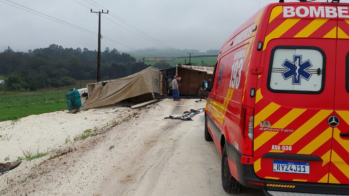 Caminhão tomba, derruba carga de areia e interdita SC-480, no Oeste de SC (1)