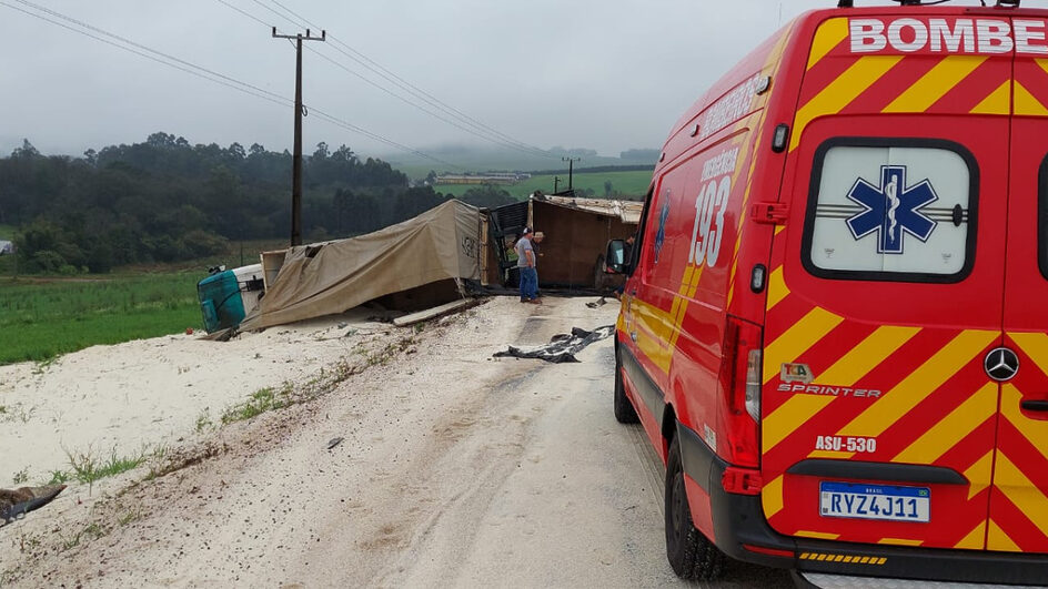 Caminhão tomba, derruba carga de areia e interdita SC-480, no Oeste de SC (1)