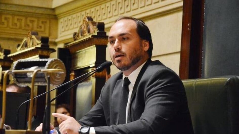 Carlos Bolsonaro é vereador pelo RJ, mas faria parte de projeto da família Bolsonaro por vagas ao Senado (Foto: Renan Olaz, CMRJ)
