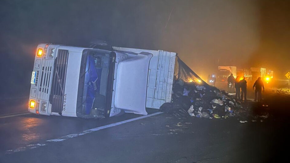 Carreta tomba e interdita parcialmente a BR-280, entre Corupá e São Bento do Sul