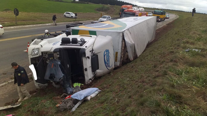 Carreta tomba, passageira morre e outros dois ficam feridos na BR-116 em SC