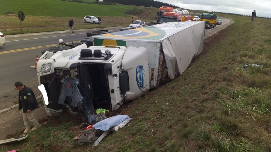 Carreta tomba, passageira morre e outros dois ficam feridos na BR-116 em SC