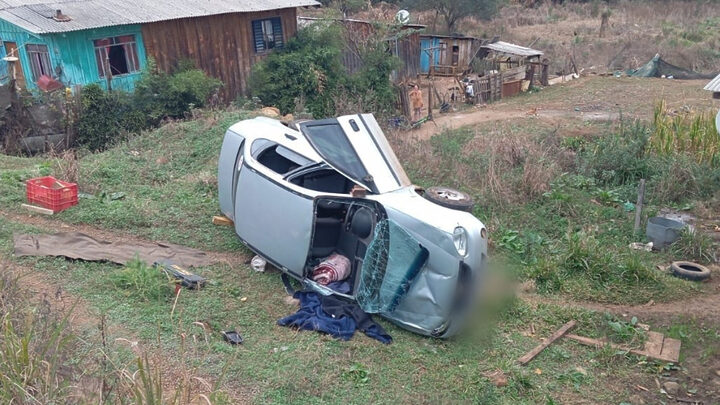 Carro desligado despenca 30 metros e capota com mulher mais duas crianças em SC
