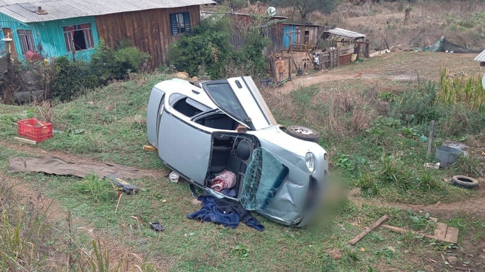 Carro desligado despenca 30 metros e capota com mulher mais duas crianças em SC