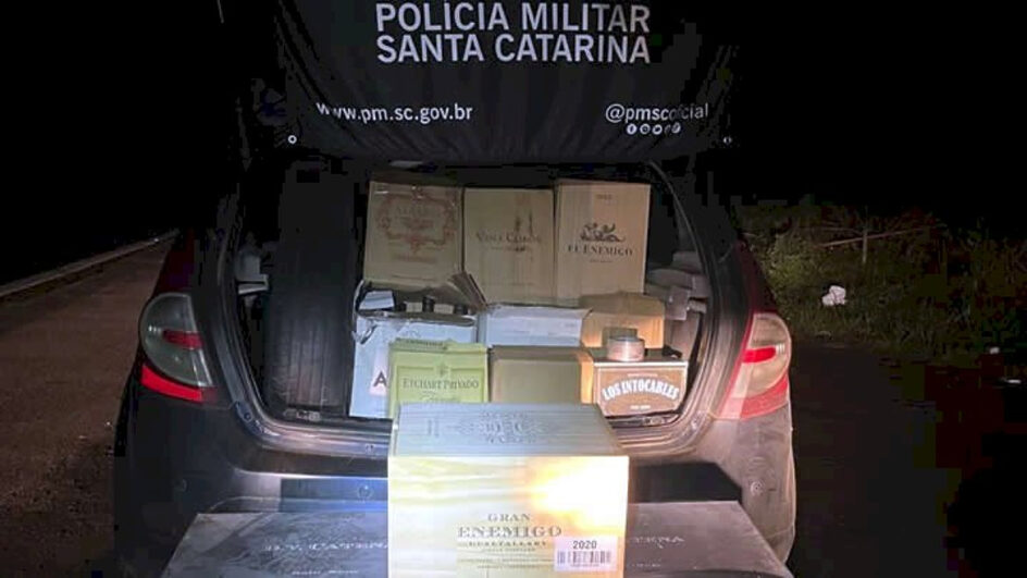 Carro repleto de garrafas de vinho de quase R$1 mil trazidas da Argentina é apreendido em SC