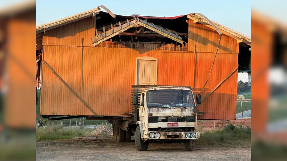 "Motorhome raiz": Caminhão é flagrado carregando casa inteira em SC